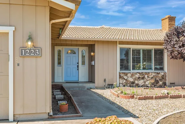 a view of a entryway door of the house