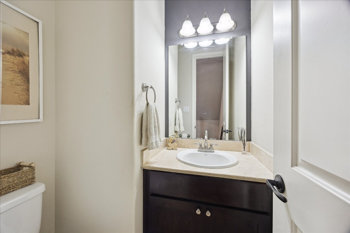 1110 West 25th Street Houston, TX 77008 - Photo 13 of 40 a bathroom with a sink and a mirror