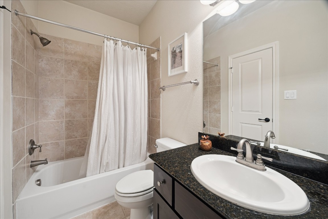1110 West 25th Street Houston, TX 77008 - Photo 15 of 40 a bathroom with a sink a toilet and shower
