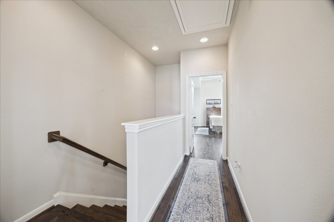 1110 West 25th Street Houston, TX 77008 - Photo 18 of 40 a view of a hallway with white walls