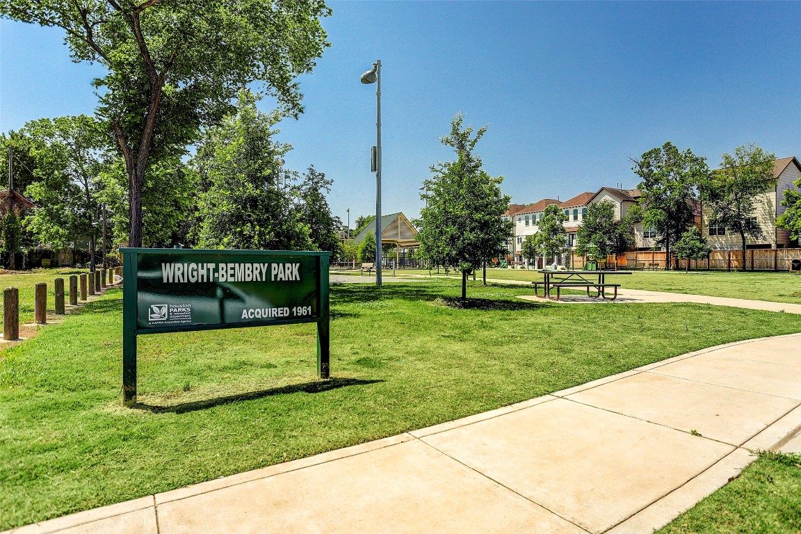 1110 West 25th Street Houston, TX 77008 - Photo 26 of 40 a view of a park with sign board