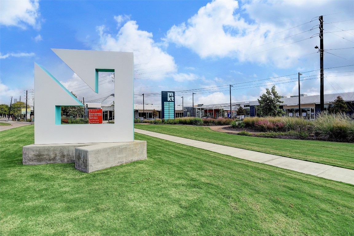 1110 West 25th Street Houston, TX 77008 - Photo 39 of 40 a view of a fountain in front of the house
