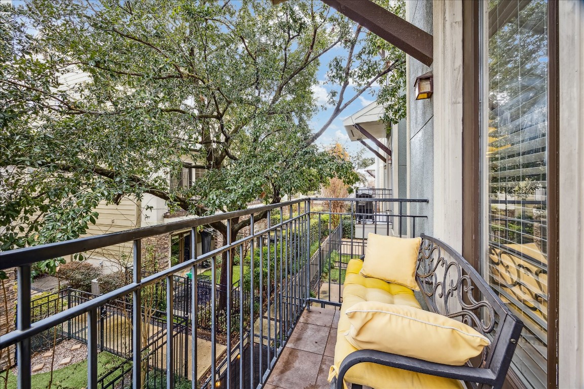 1110 West 25th Street Houston, TX 77008 - Photo 8 of 40 a view of balcony with furniture