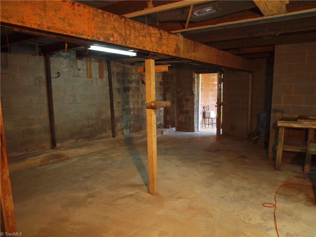 206 Oak Leaf Road Asheboro, NC 27205 - Photo 23 of 30 Basement Shop -2