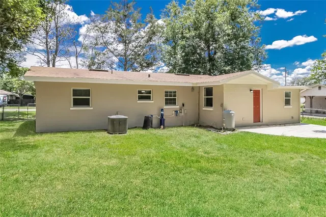 a view of a house with backyard and garden