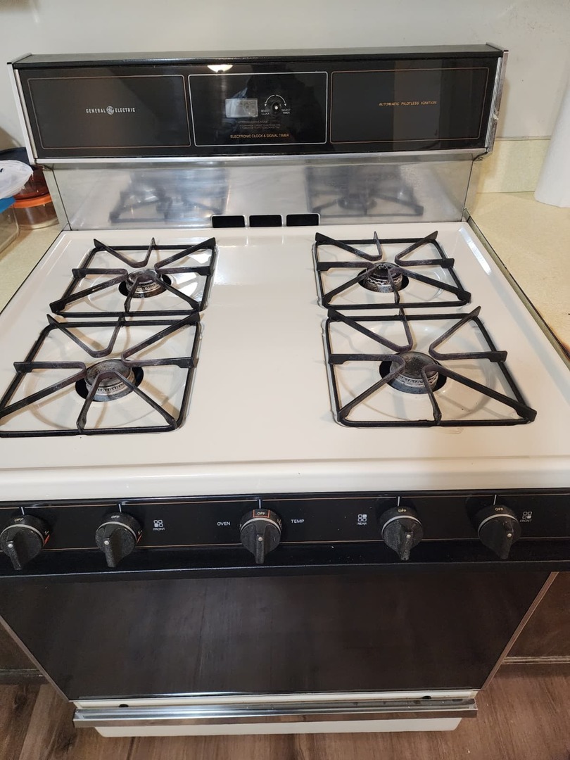 235 North Mill Road, Unit 106B Addison, IL 60101 - Photo 12 of 22 a close view of stove top oven