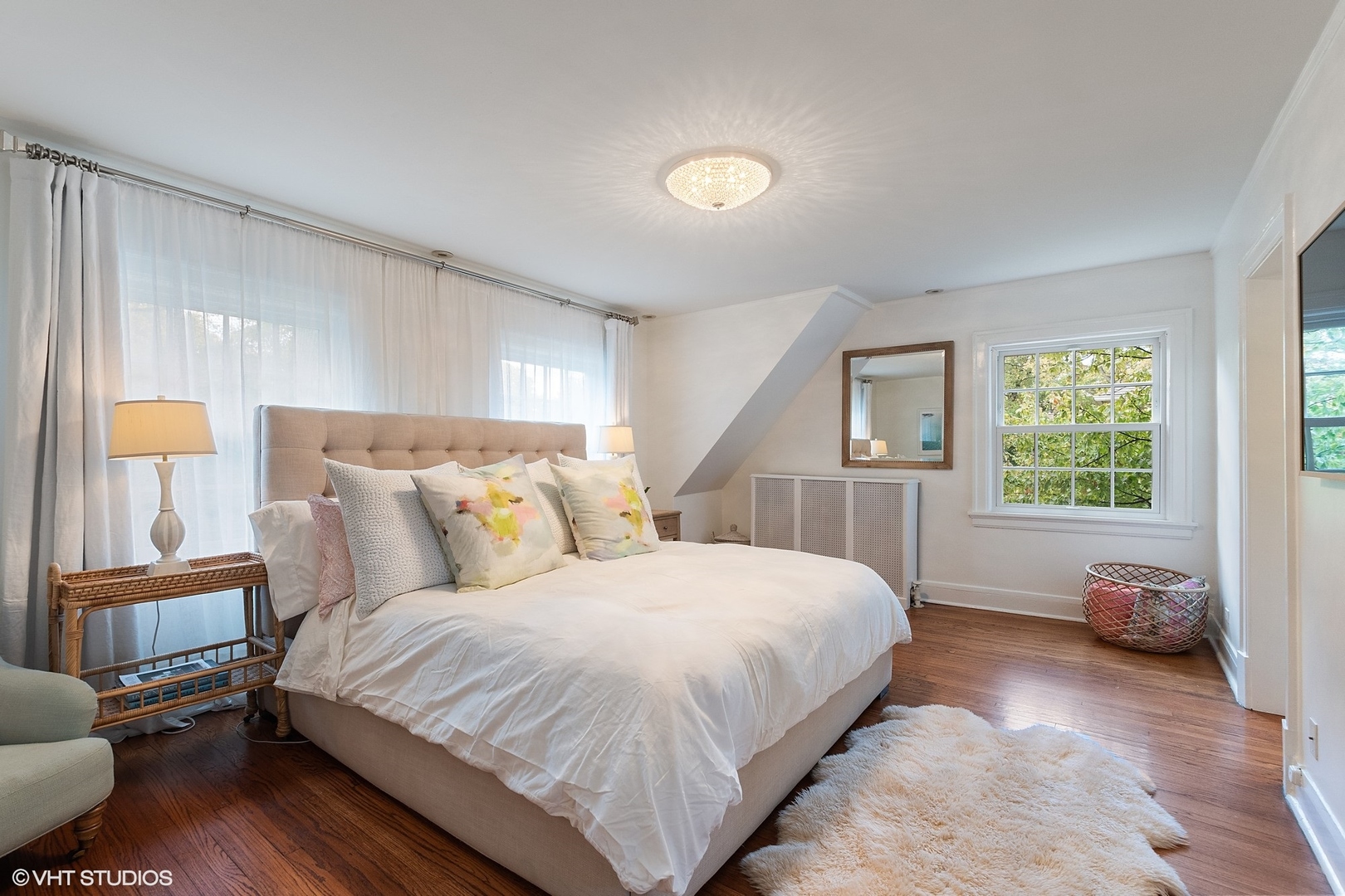 9 Warwick Road Winnetka, IL 60093 - Photo 28 of 54 a bedroom with a large bed and a window