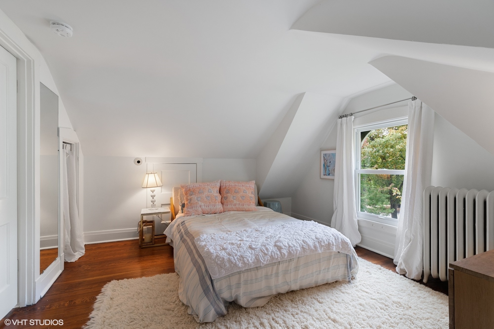 9 Warwick Road Winnetka, IL 60093 - Photo 44 of 54 a bedroom with a bed and a window