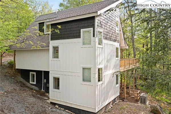 $670,000 | 111 Overbrook Trail, Beech Mountain, NC 28604