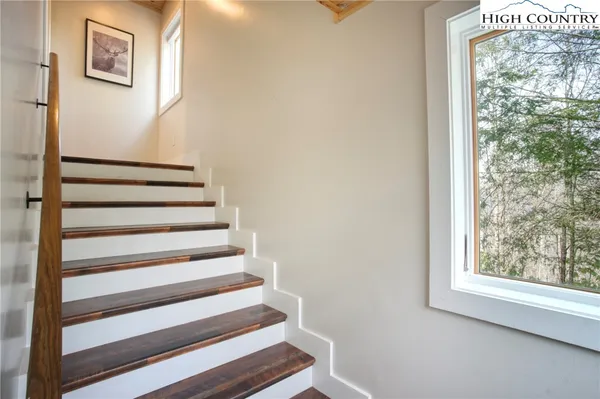 $670,000 | 111 Overbrook Trail, Beech Mountain, NC 28604