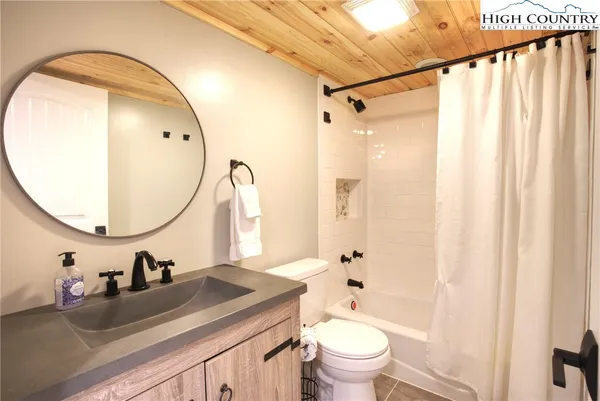 $670,000 | 111 Overbrook Trail, Beech Mountain, NC 28604