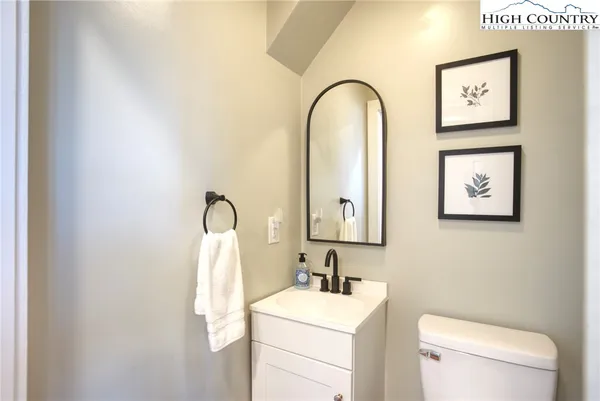 $670,000 | 111 Overbrook Trail, Beech Mountain, NC 28604