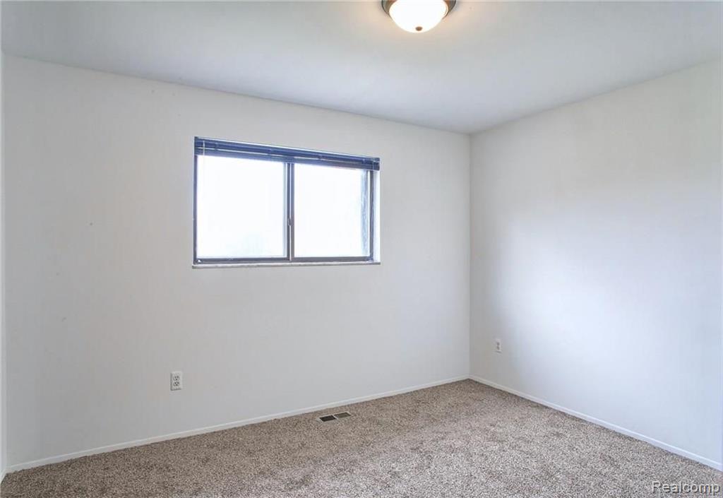 47351 Kathleen Road Macomb, MI 48044 - Photo 11 of 27