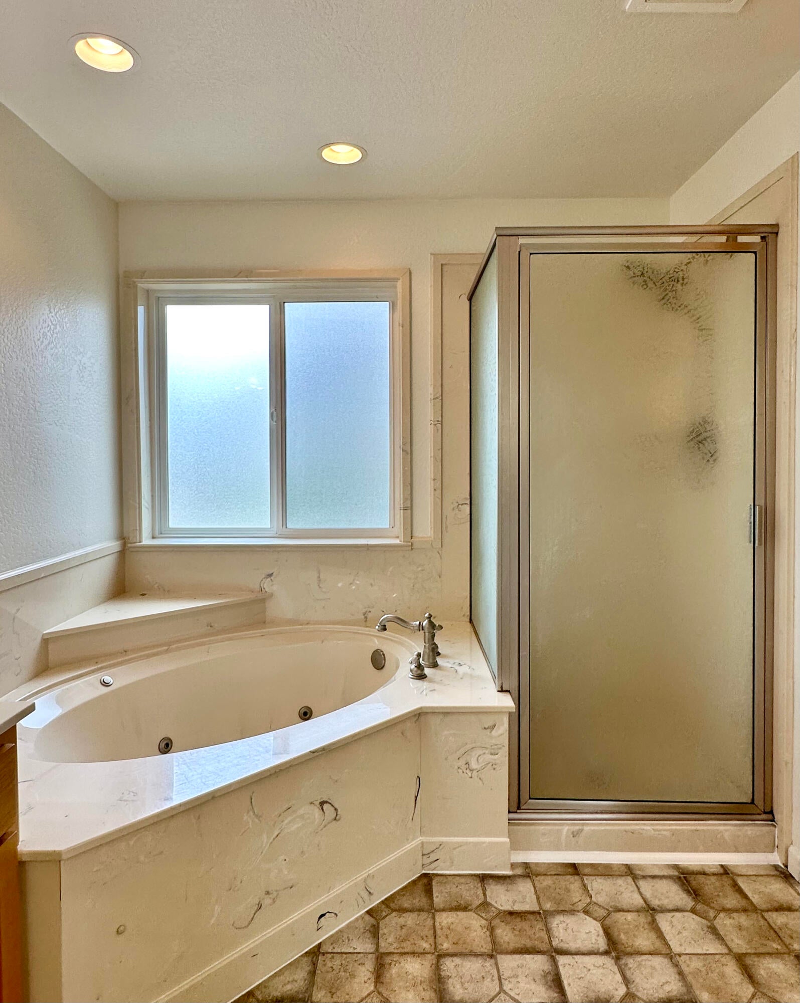 112 Walnut Place Phoenix, OR 97535 - Photo 33 of 78 Tub & shower