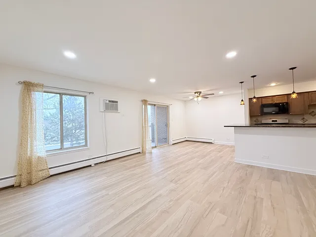 $2,150 | 460 North Wilke Road, Unit 201, Palatine, IL 60074