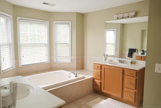 $570,000 | 10 Sampson Terrace, Unit 10, Danbury, CT 06810