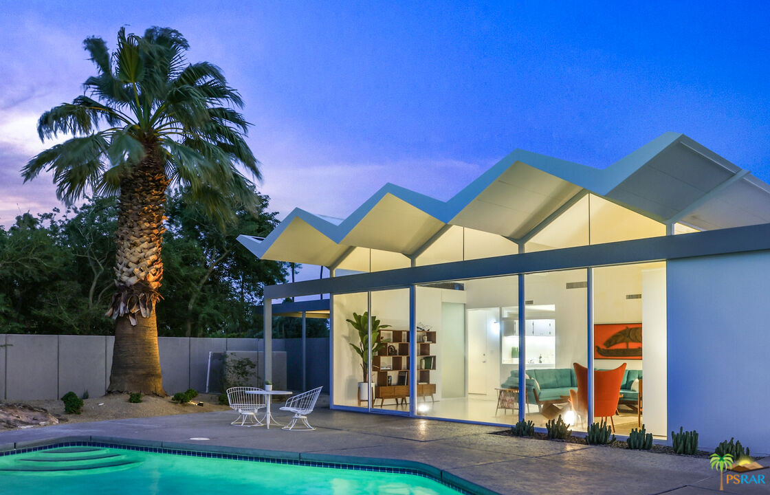 a view of outdoor space yard and porch