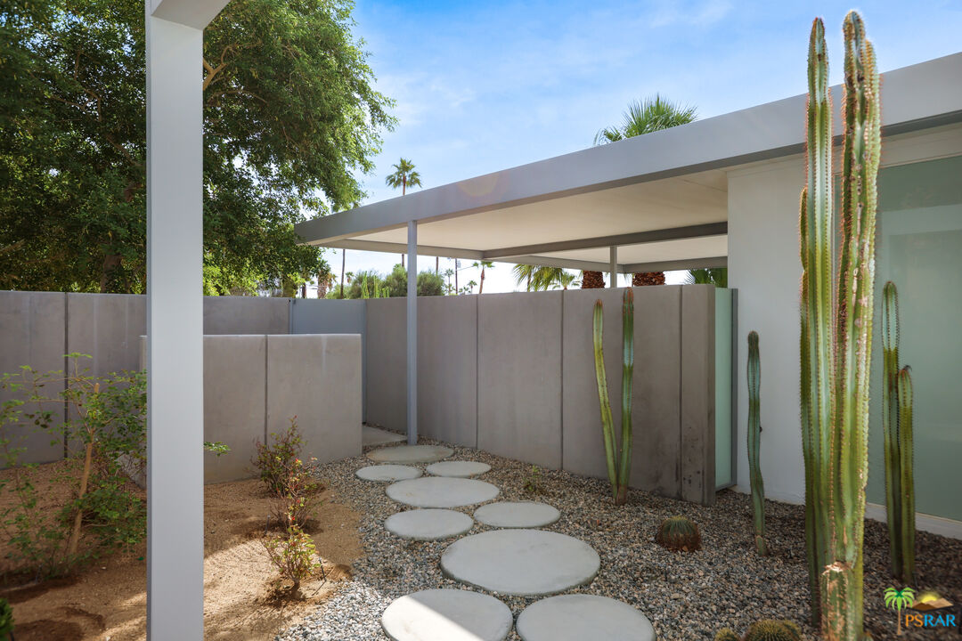 290 East Simms Road Palm Springs, CA 92262 - Photo 30 of 37 a backyard of a house with table and chairs
