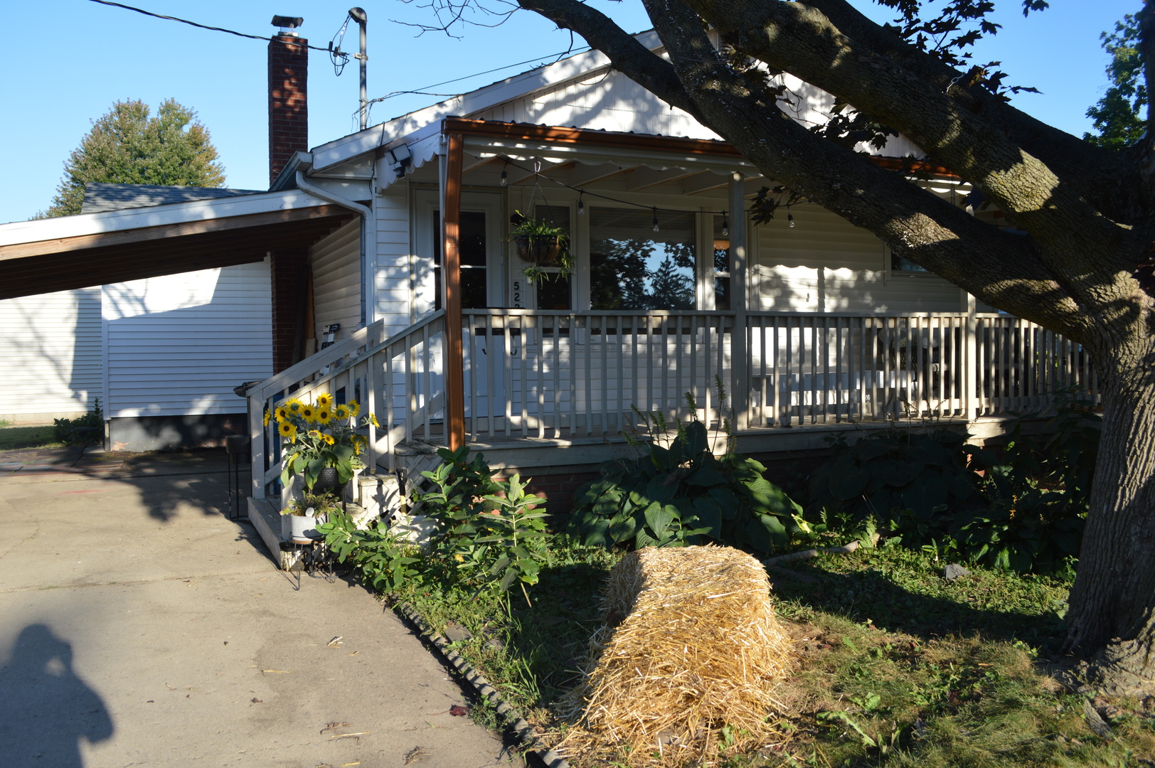 523 North Knox Street Princeton, IL 61356 - Photo 2 of 22 a front view of a house with a yard with flower garden