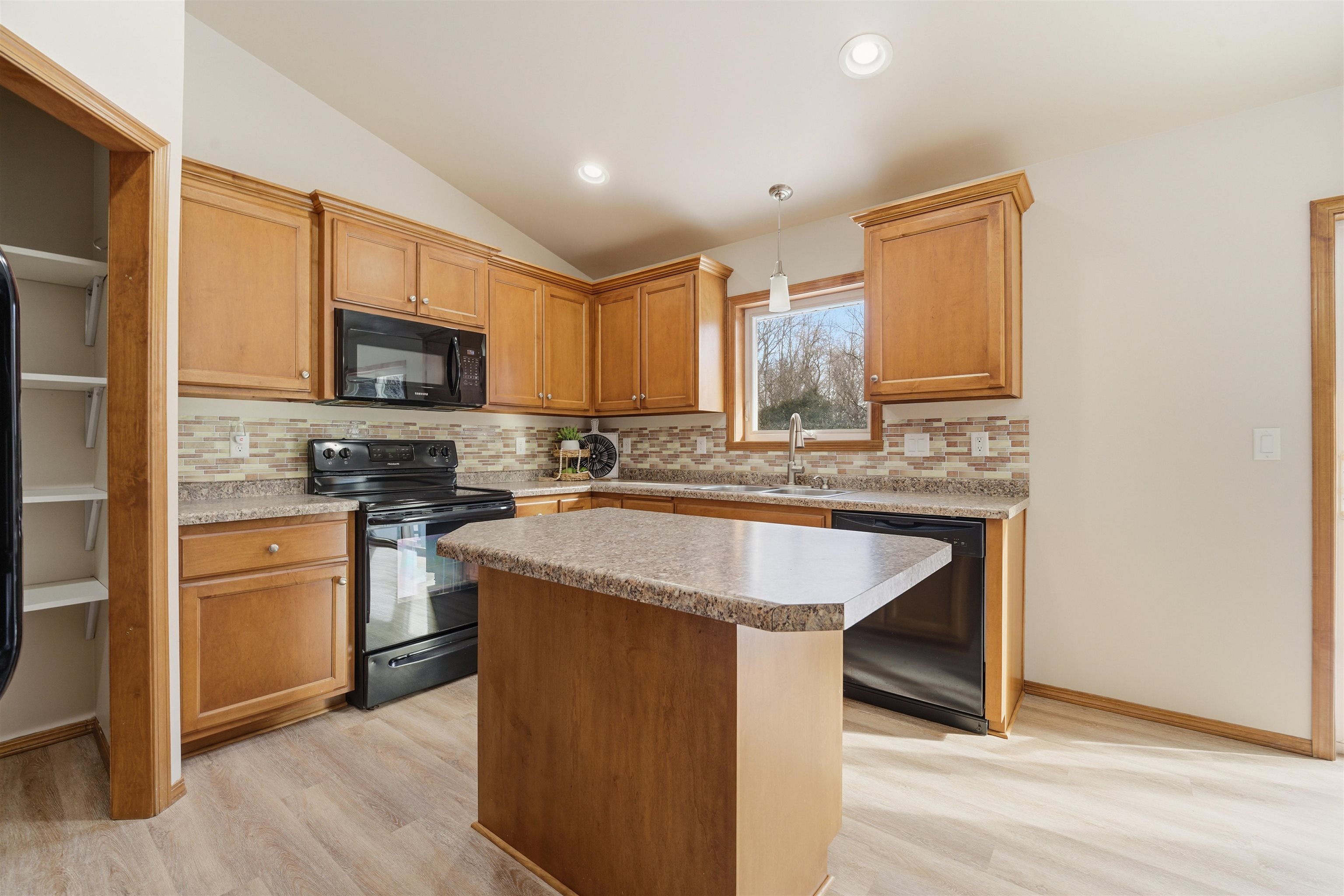 531 Chain Drive Appleton, WI 54915 - Photo 9 of 32