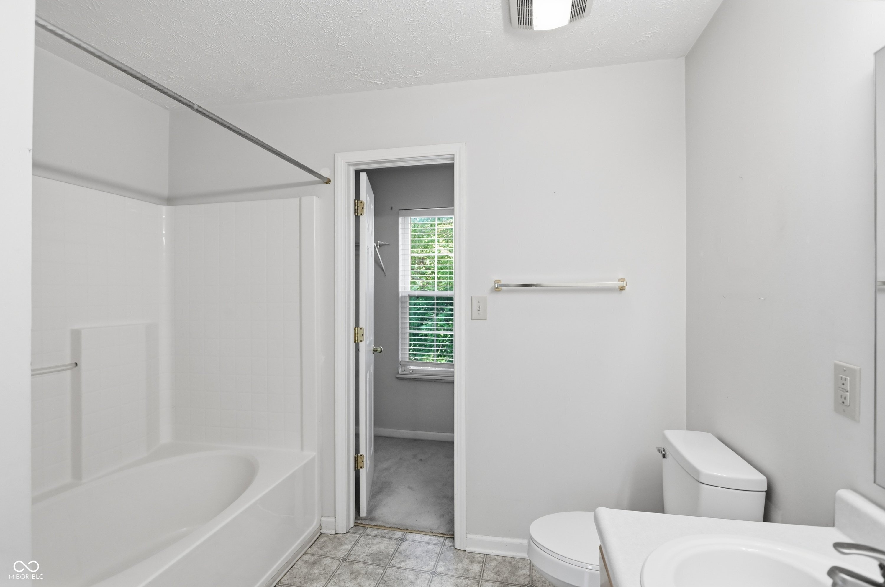 1124 Pebble Court Anderson, IN 46013 - Photo 23 of 32