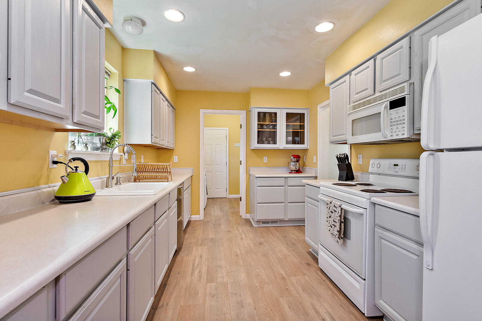 2833 Lower River Road Grants Pass, OR 97526 - Photo 9 of 60 Bright & Cheery Kitchen!