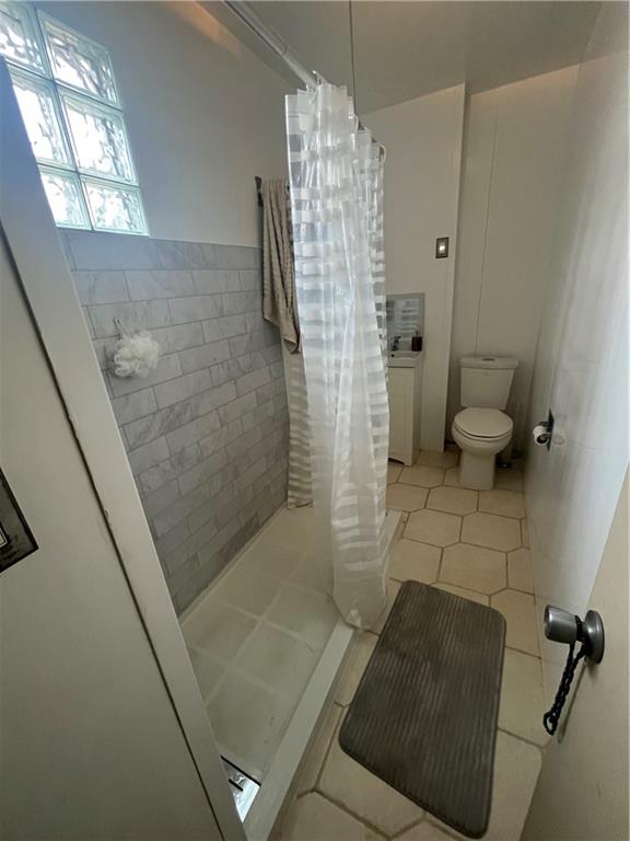 223 Hoeveler Street Springdale, PA 15144 - Photo 7 of 17 a bathroom with a shower and a toilet