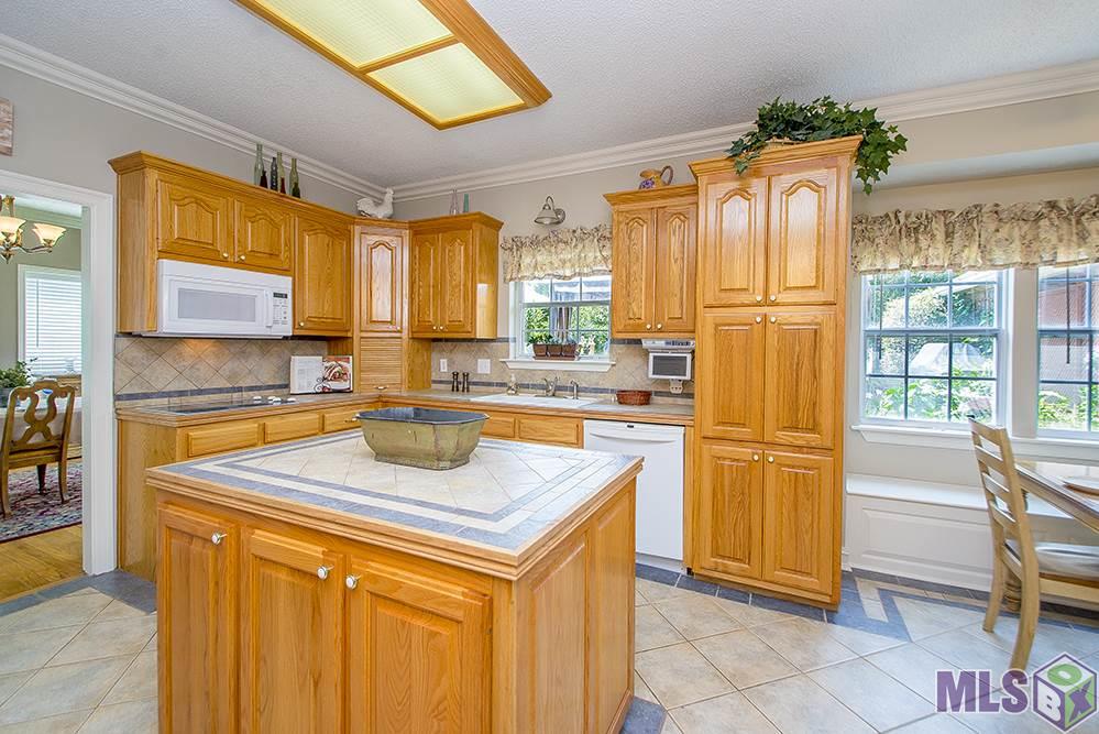 Open Kitchen - Light and Airy