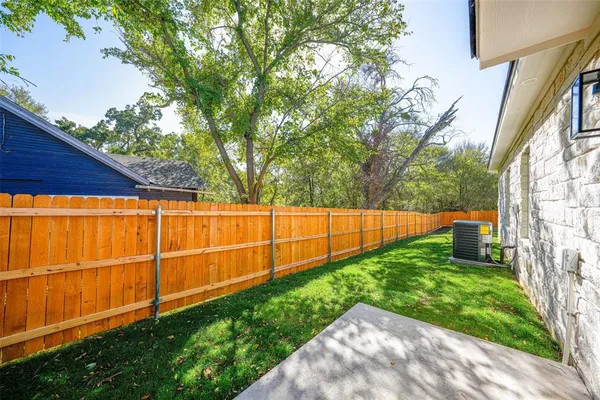 a view of a backyard