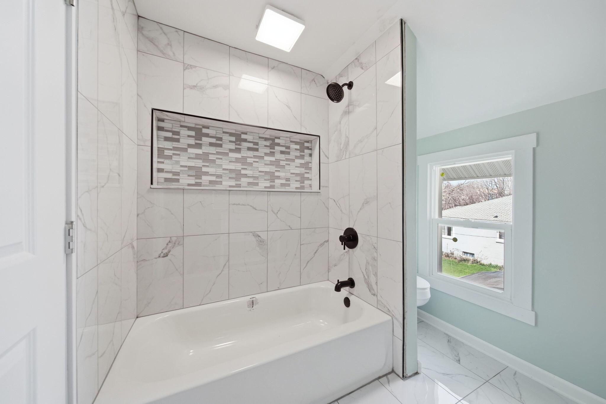 316 Carr Street Jackson, MI 49201 - Photo 17 of 33 bathtub