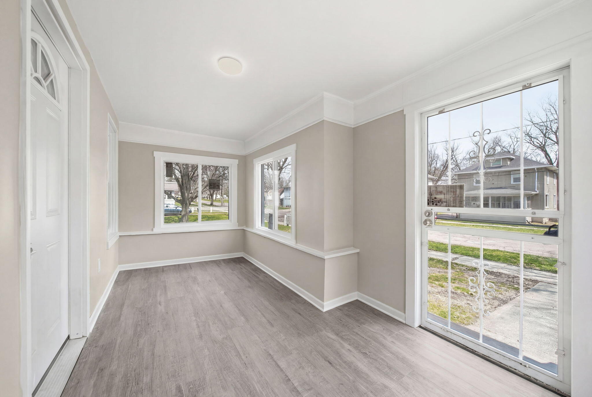 316 Carr Street Jackson, MI 49201 - Photo 3 of 33 front porch