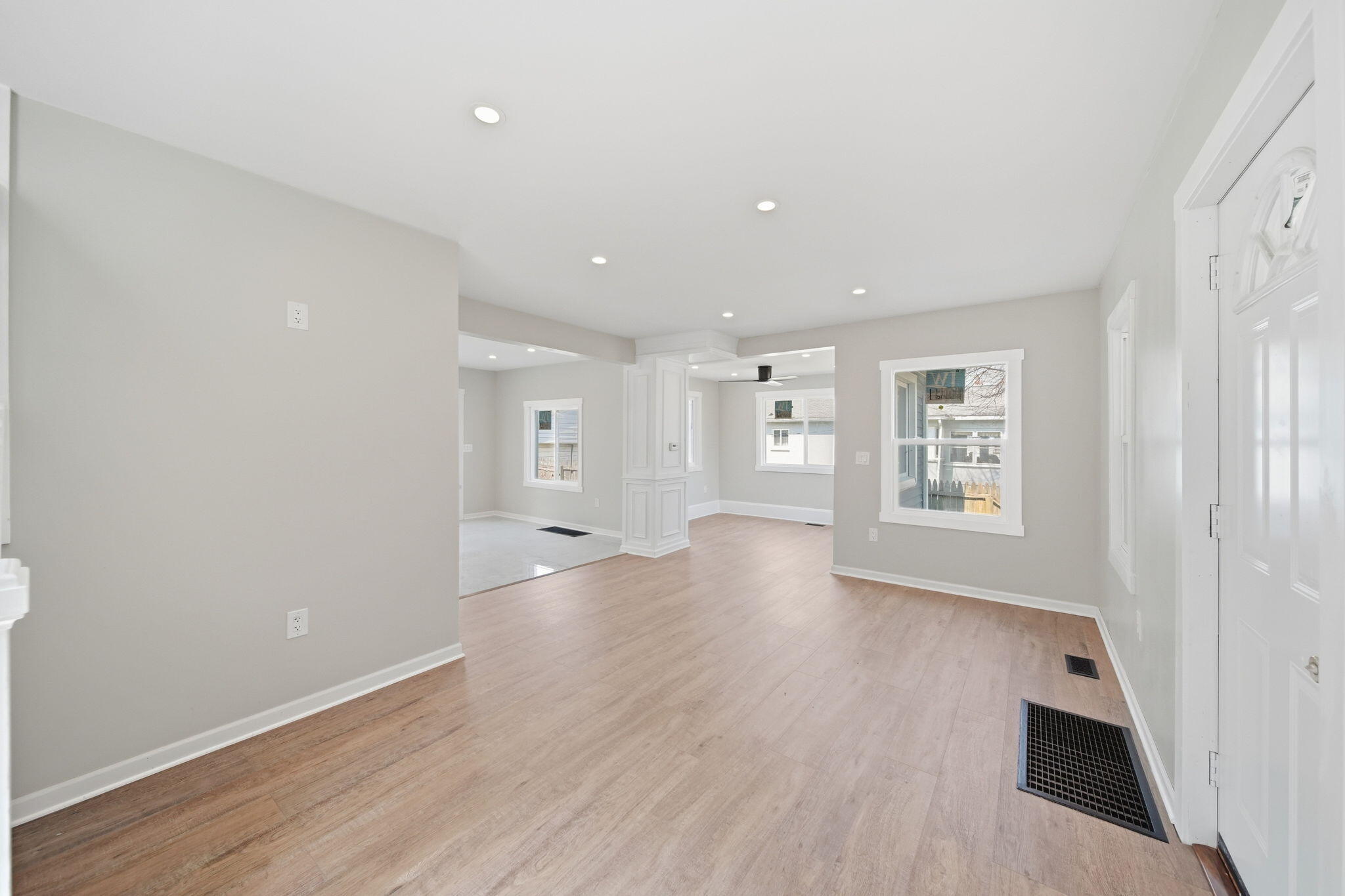 316 Carr Street Jackson, MI 49201 - Photo 4 of 33 living room