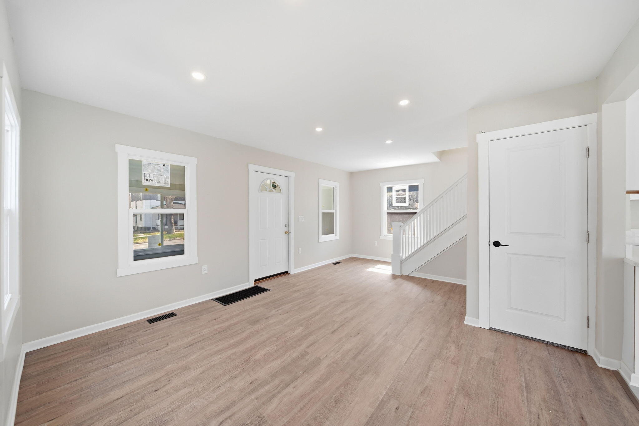 316 Carr Street Jackson, MI 49201 - Photo 5 of 33 stairs