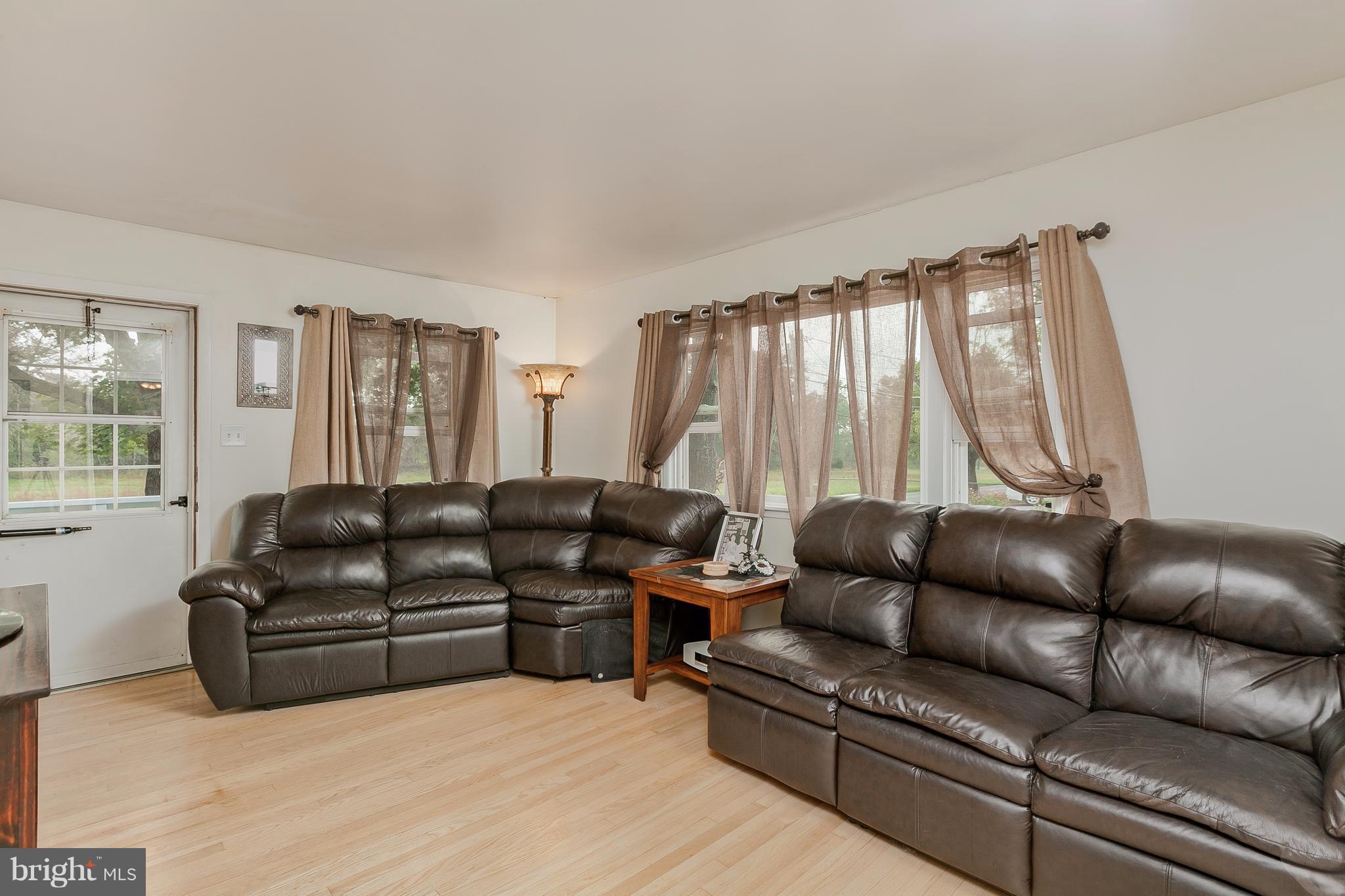 12138 Walnut Point Road Hagerstown, MD 21740 - Photo 4 of 25 Living Room