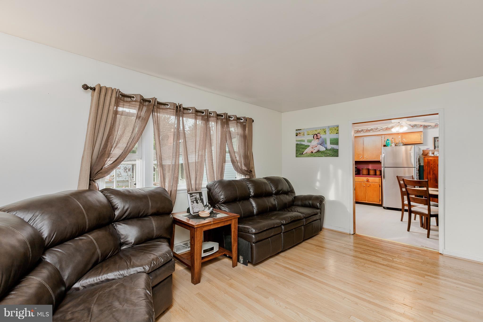 12138 Walnut Point Road Hagerstown, MD 21740 - Photo 5 of 25 Living Room