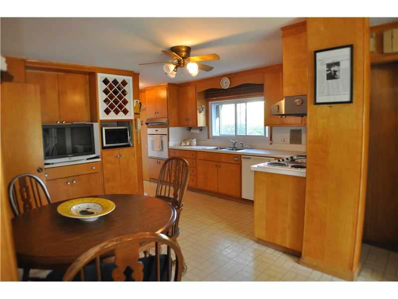 1 Beach Road Bristol, RI 02809 - Photo 6 of 18 Kitchen.