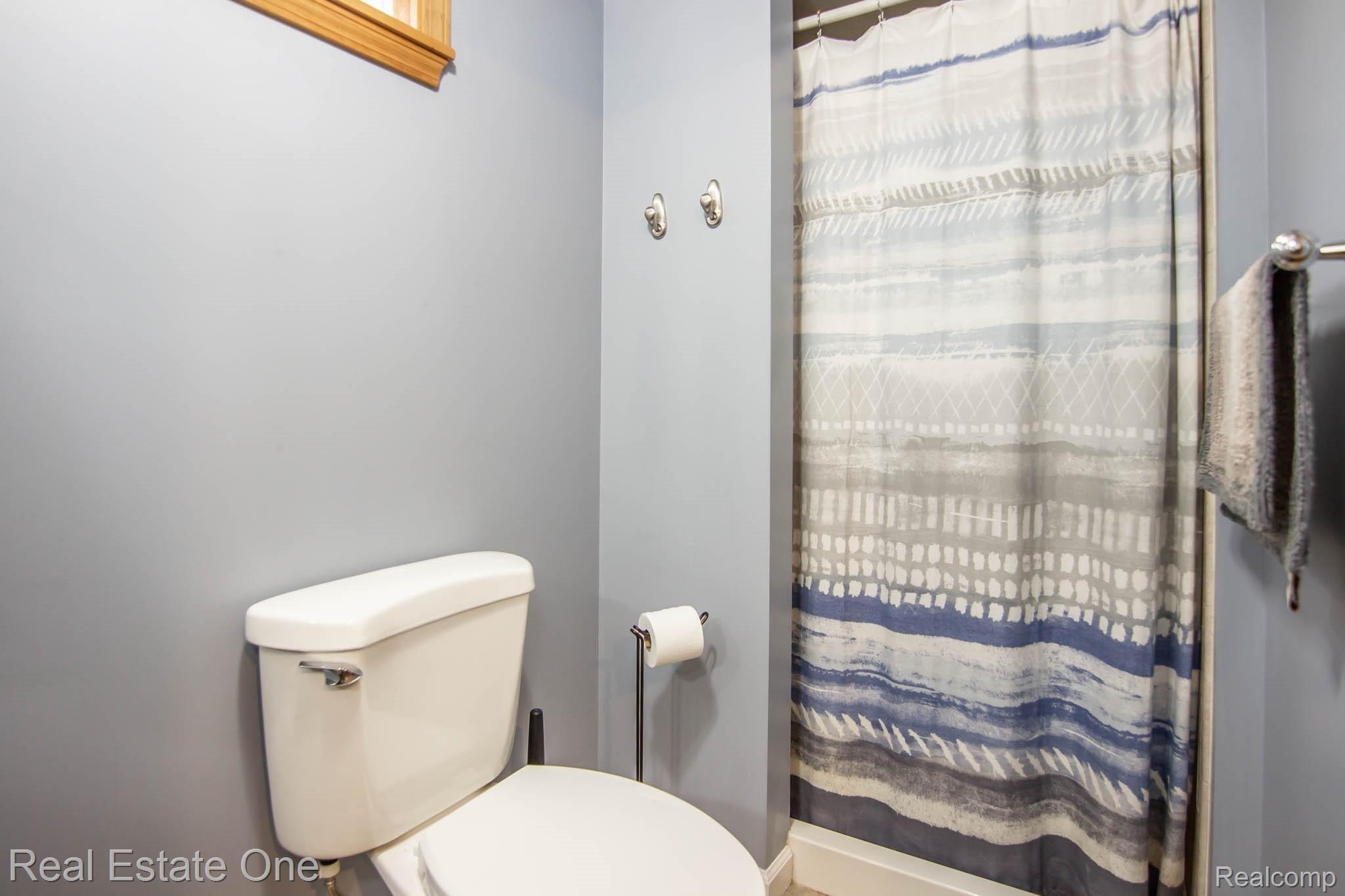 6401 Hatchery Road Waterford, MI 48327 - Photo 26 of 37 026_BasementBath_6401Hatchery.jpg