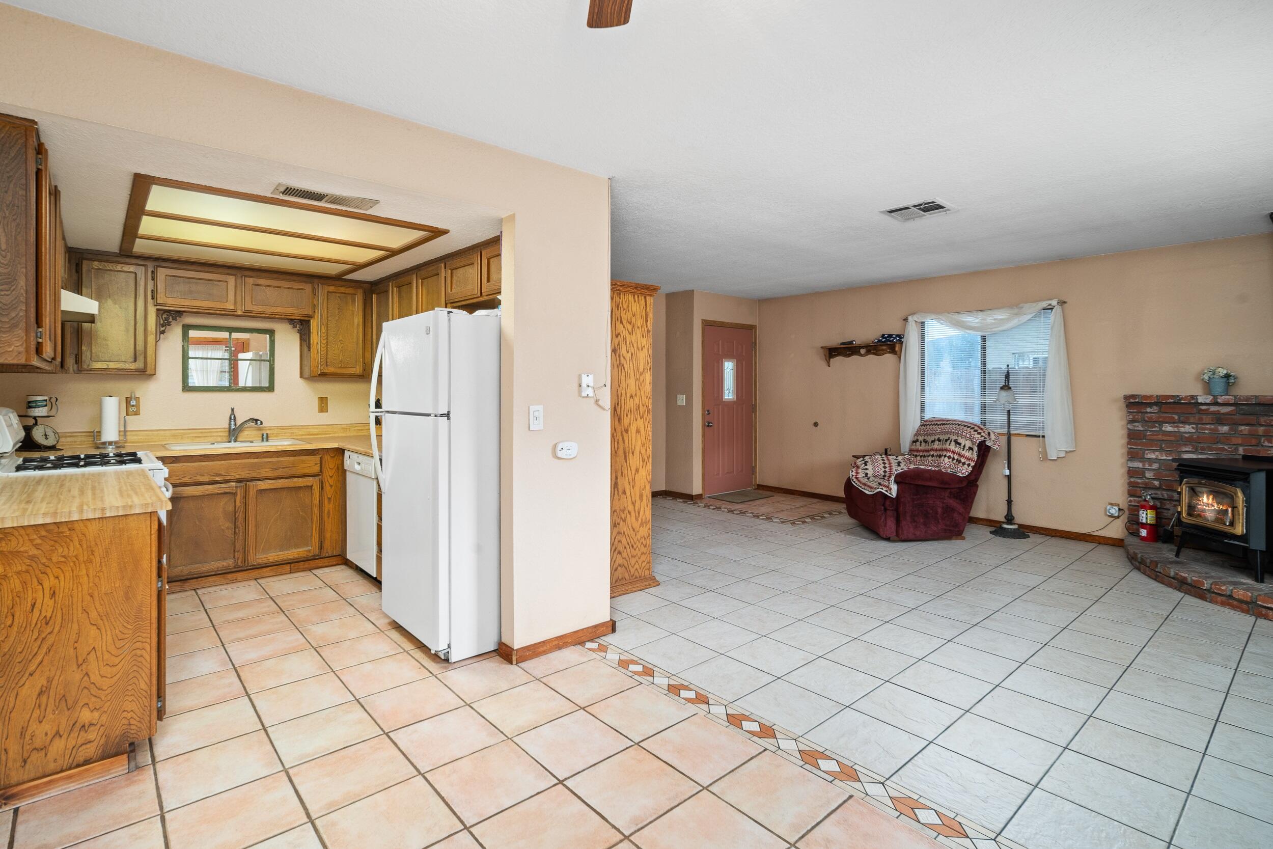 42868 Ranch Club Road Lake Elizabeth, CA 93532 - Photo 8 of 25 Living room kitchen