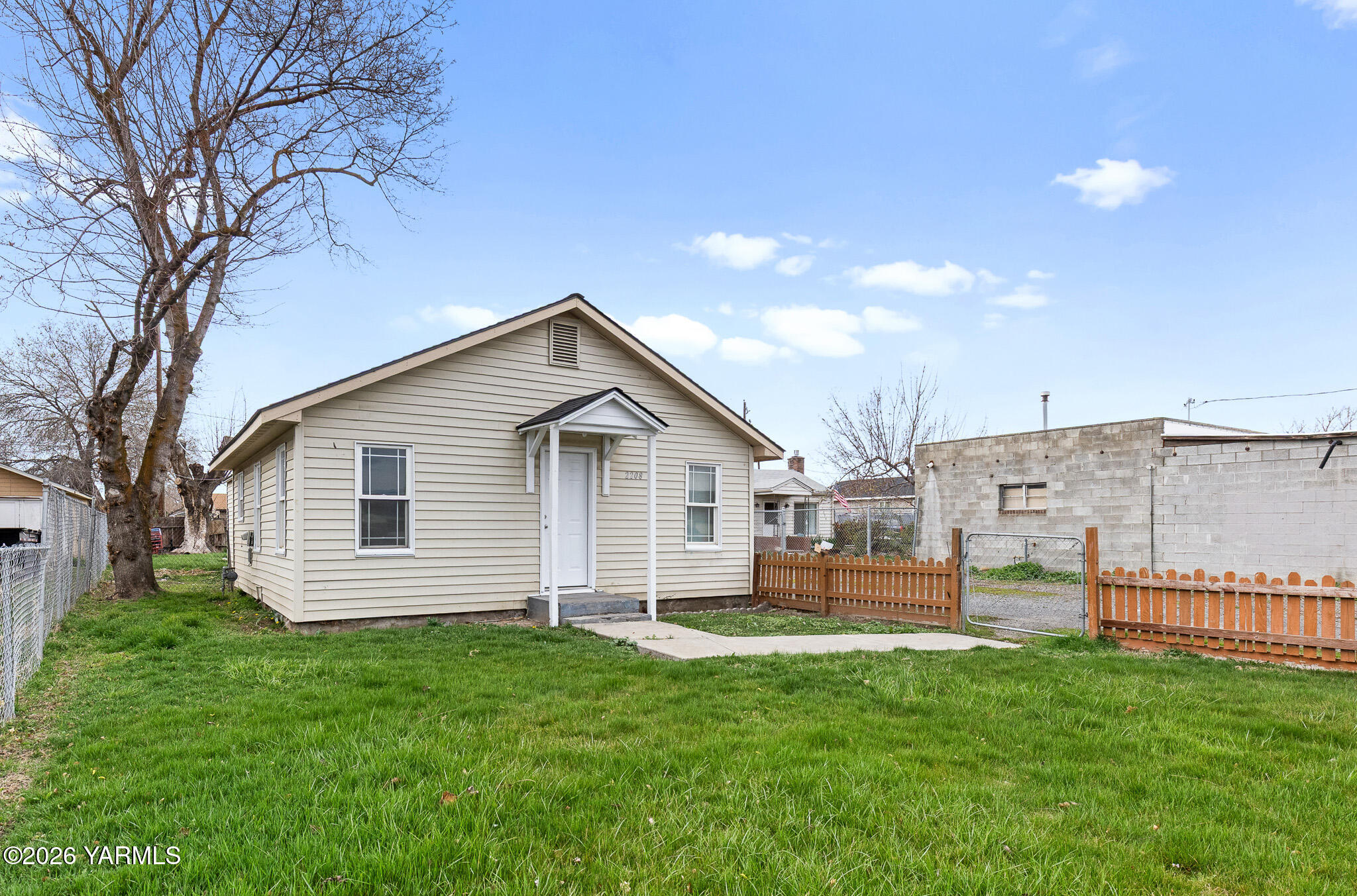 2208 South 3rd Avenue Yakima, WA 98903 - Photo 2 of 21 2208 S. 3rd Ave.