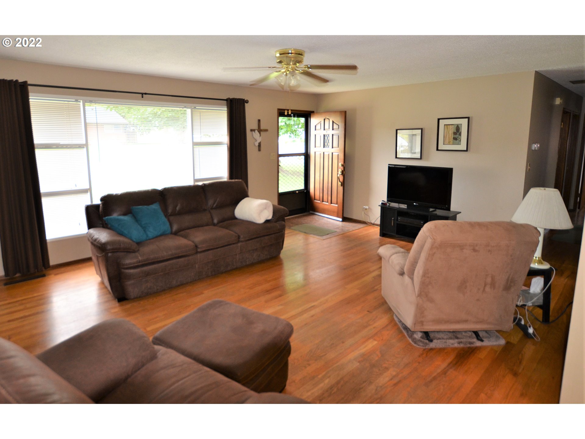 1585 Southwest 40th Street Pendleton, OR 97801 - Photo 3 of 20 a living room with furniture and a window