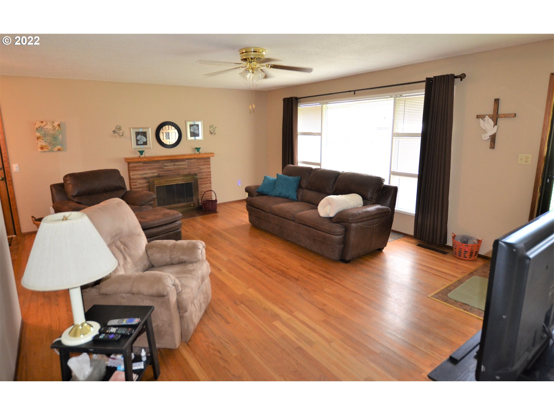 1585 Southwest 40th Street Pendleton, OR 97801 - Photo 4 of 20 a living room with furniture and a window