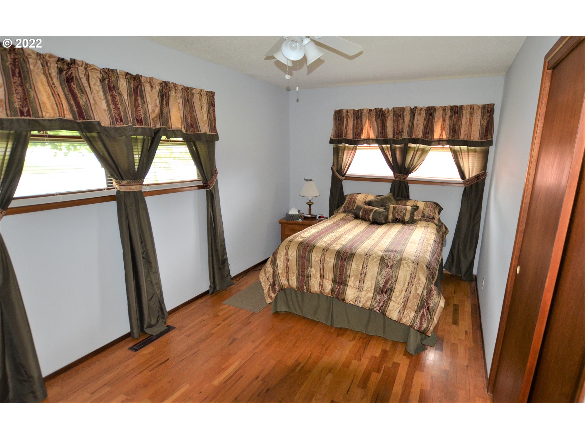1585 Southwest 40th Street Pendleton, OR 97801 - Photo 10 of 20 a living room with a bed furniture and a window
