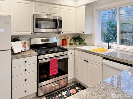 $785,000 | 210 10th Street, Unit 4, Kirkland, WA 98033