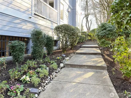 $785,000 | 210 10th Street, Unit 4, Kirkland, WA 98033