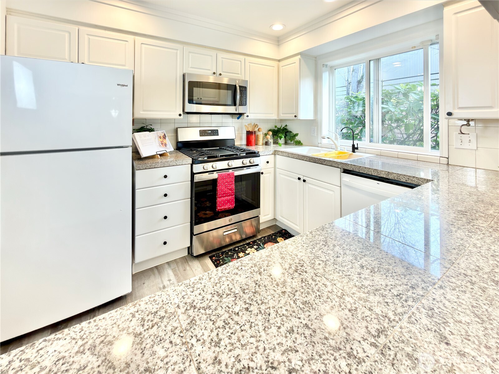 210 10th Street, Unit 4 Kirkland, WA 98033 - Photo 10 of 40