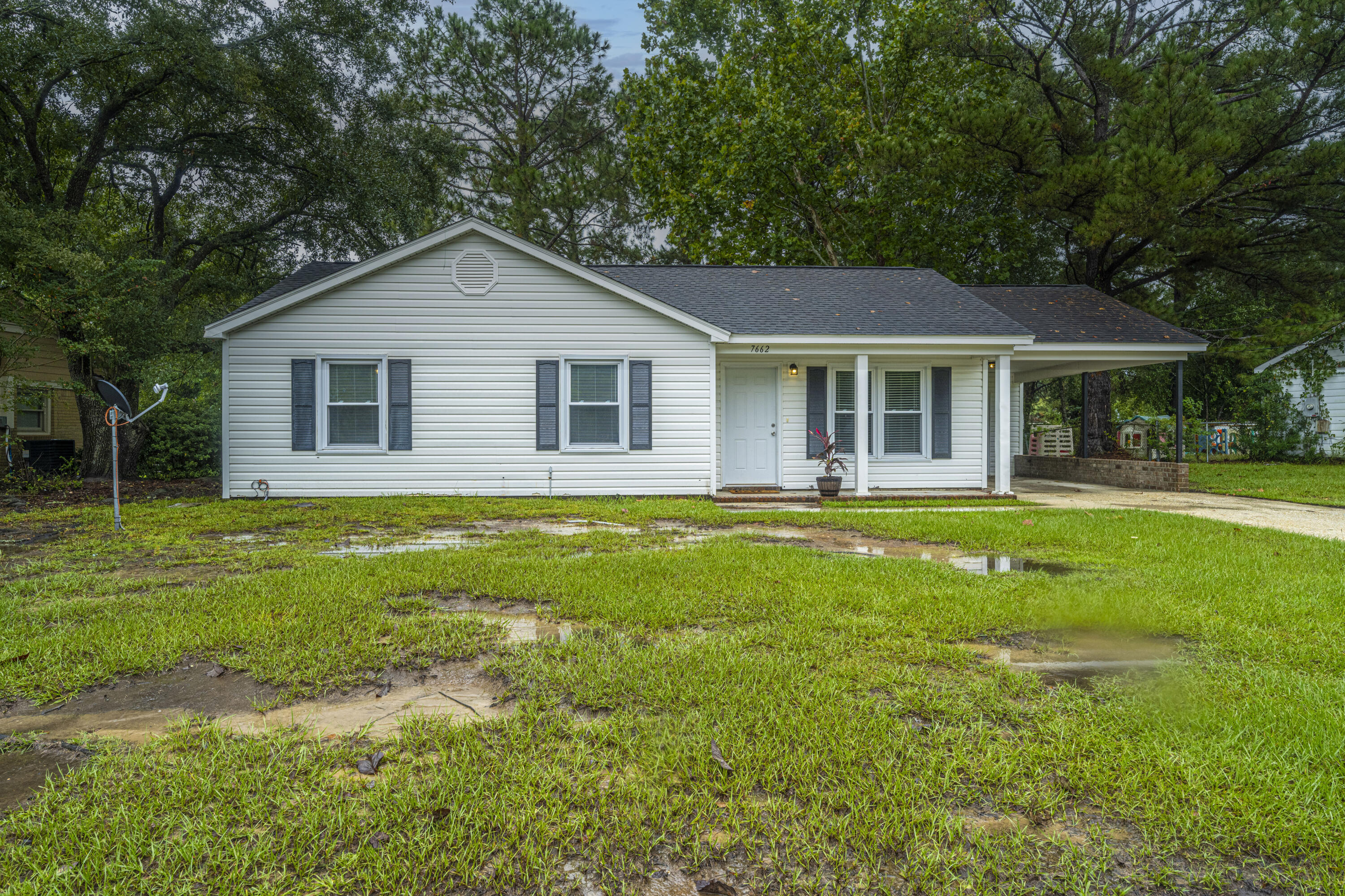 7662 Chippendale Road North Charleston, SC 29420 - Photo 2 of 26 DSC_5417