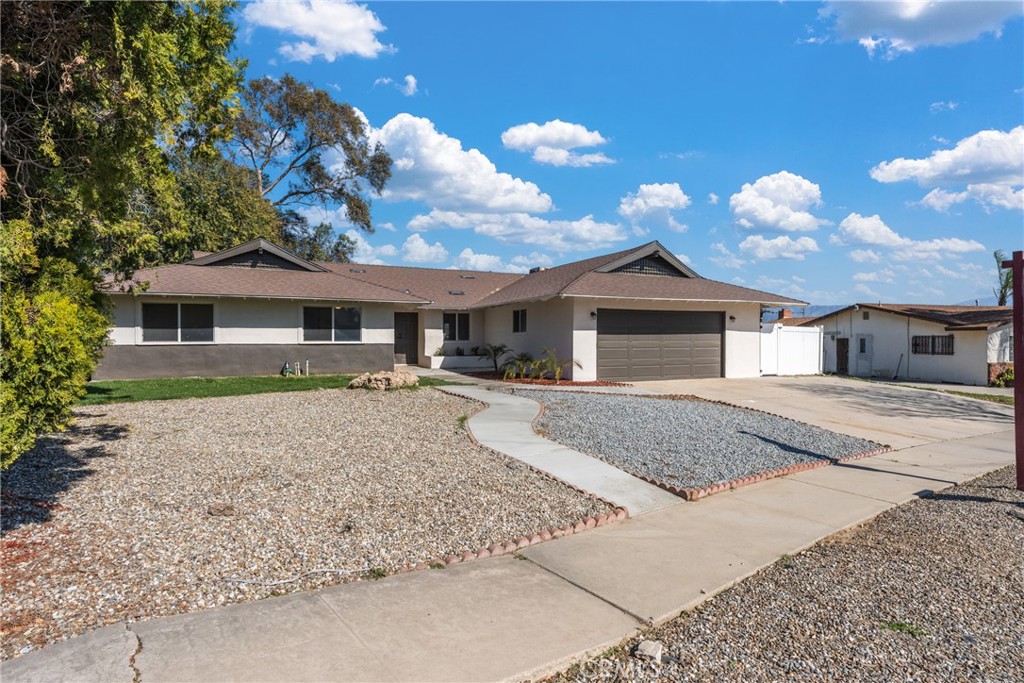 1423 Terrace Road Rialto, CA 92376 - Photo 3 of 40 a front view of a house with garden