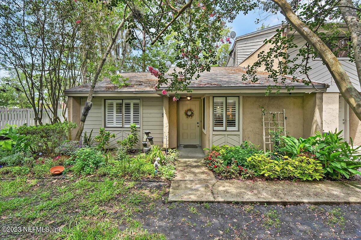 3801 Crown Point Road, Unit 3071 Jacksonville, FL 32257 - Photo 1 of 27 a front view of a house with garden