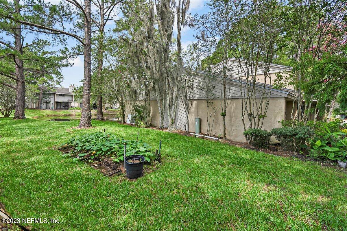 3801 Crown Point Road, Unit 3071 Jacksonville, FL 32257 - Photo 10 of 27 a view of a garden with a tree