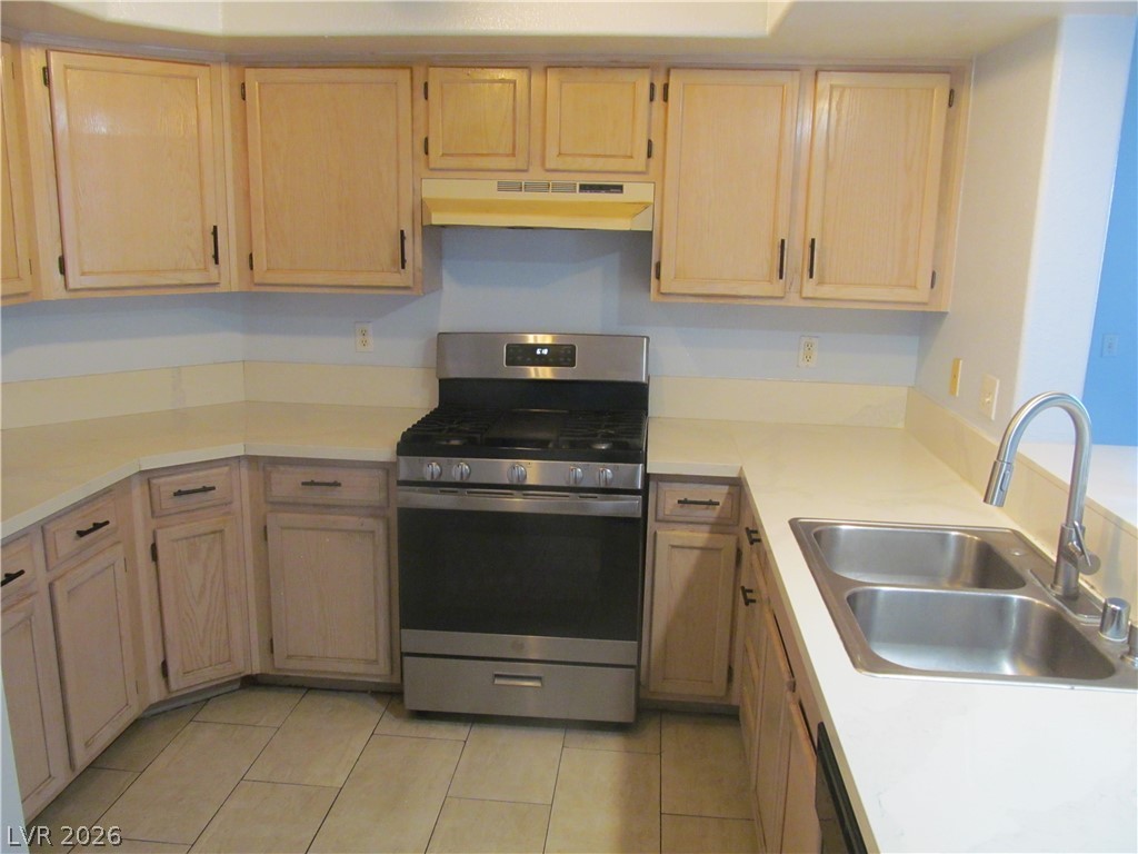 7950 West Flamingo Road, Unit 2048 Las Vegas, NV 89147 - Photo 7 of 24 Well-appointed kitchen featuring a modern gas range and ample counter space.